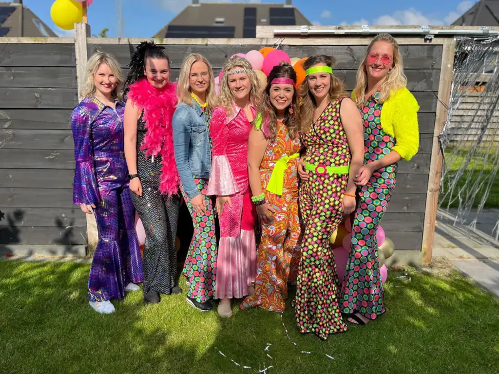 Dames in flower power-kostuums
