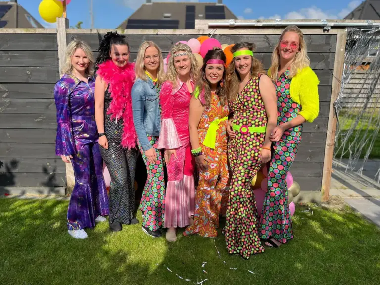 Dames in flower power-kostuums