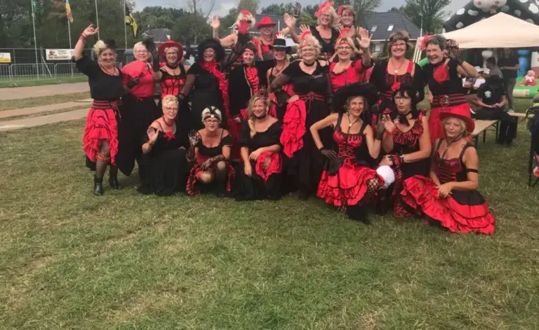 Groep in kostuums van Eringa