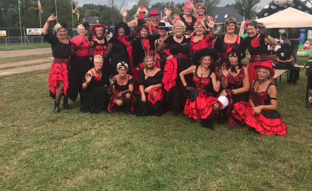 Groep in kostuums van Eringa