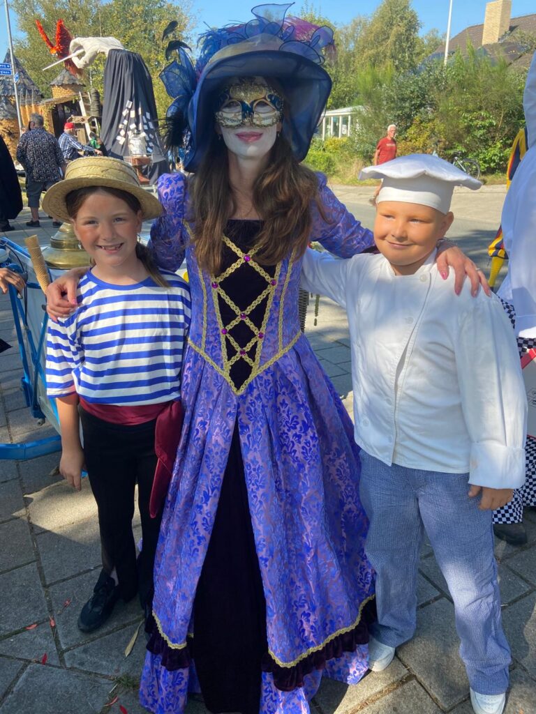 Kinderen als gondelier en bakker naast een dame in Venetiaans kostuum, gehuurd bij Eringa