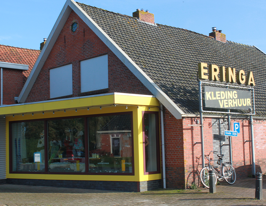 Het pand van Kledingverhuur Eringa aan de Provincialeweg in Opende, met parkeerplaats