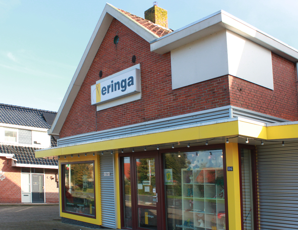 De ingang van Kledingverhuur Eringa in Opende