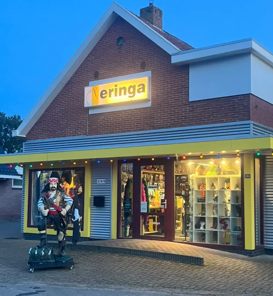 Het pand van Kledingverhuur Eringa aan de Provincialeweg in Opende